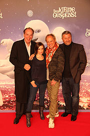 auf dem roten Teppich: Herbert Knaup (Uhrmachermeister Zifferle), Anna Thalbach (spricht das kleine Gepsenst), Uwe Ochsenknecht (Bürgermeister von Eulenberg), Aykut Kayacik (Burgverwalter) (©Foto:Martin Schmitz(